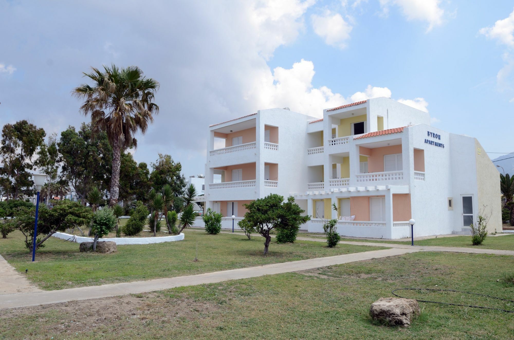 Byron Apartments Tigkaki  Ngoại thất bức ảnh